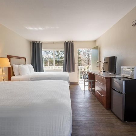 Riverfront Inn Розберг Екстер'єр фото