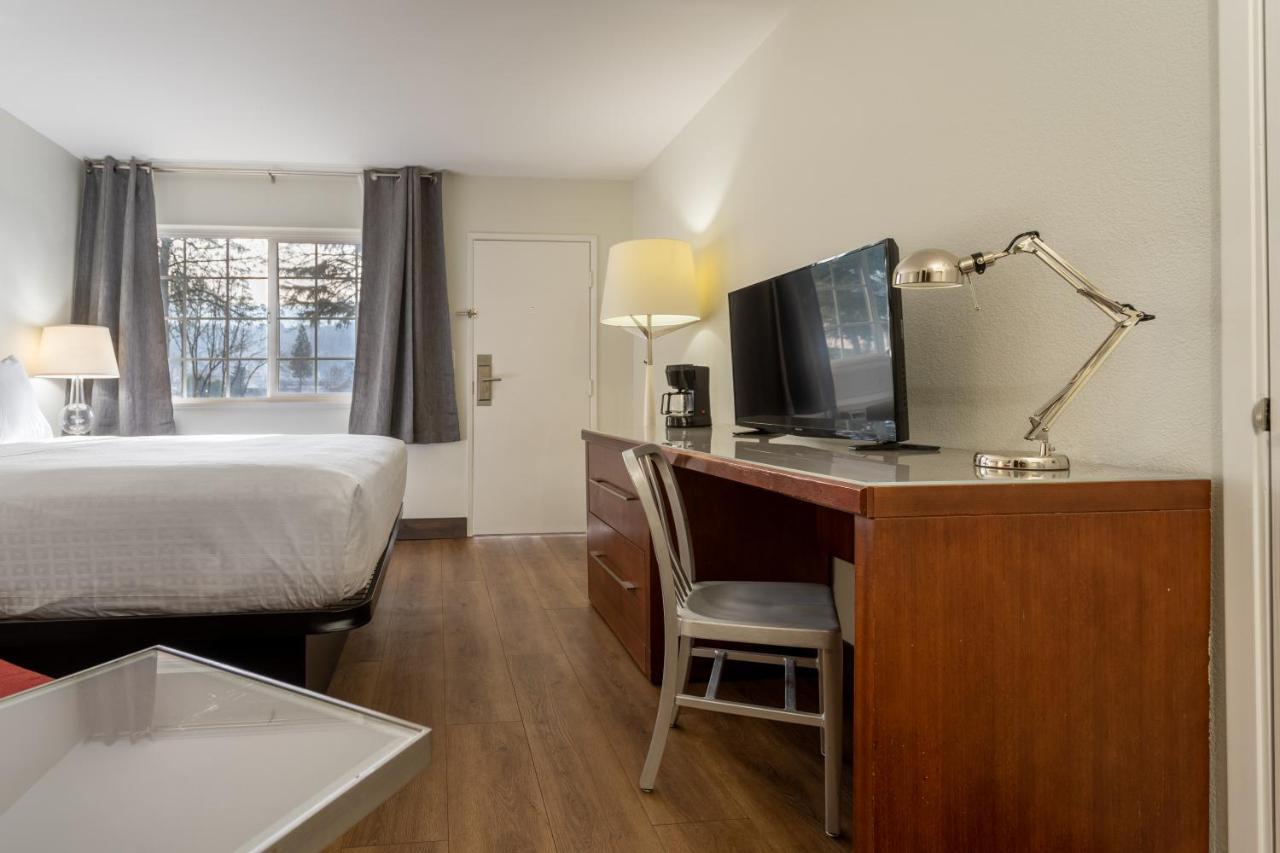 Riverfront Inn Розберг Екстер'єр фото