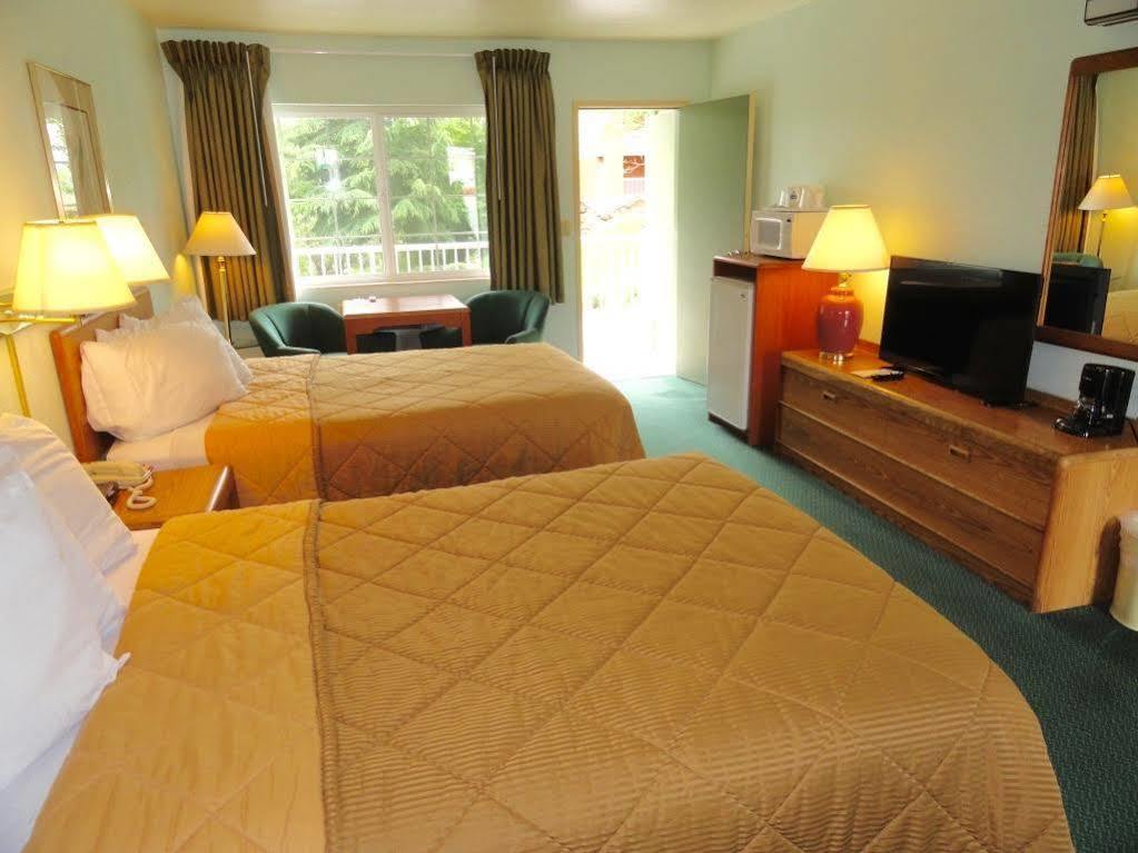 Riverfront Inn Розберг Екстер'єр фото