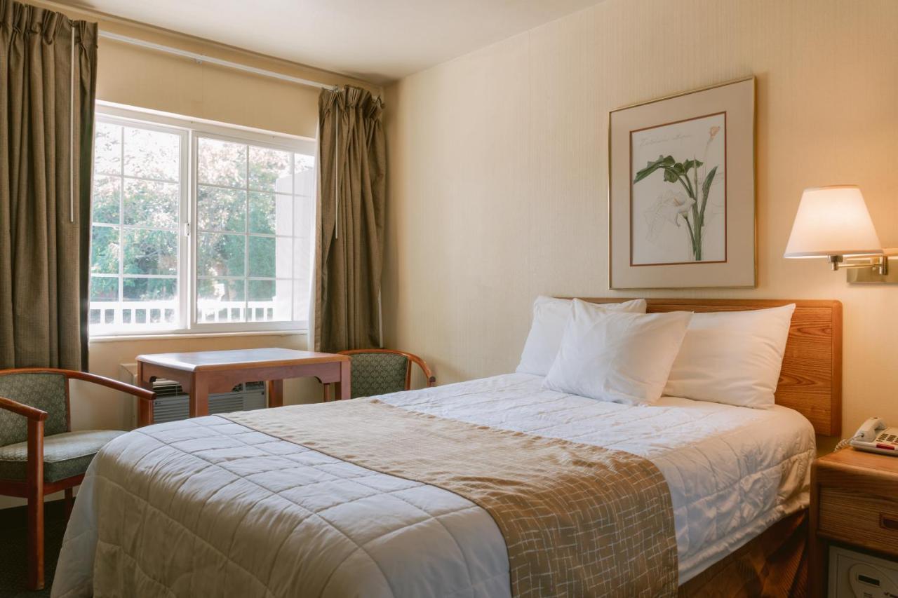 Riverfront Inn Розберг Екстер'єр фото